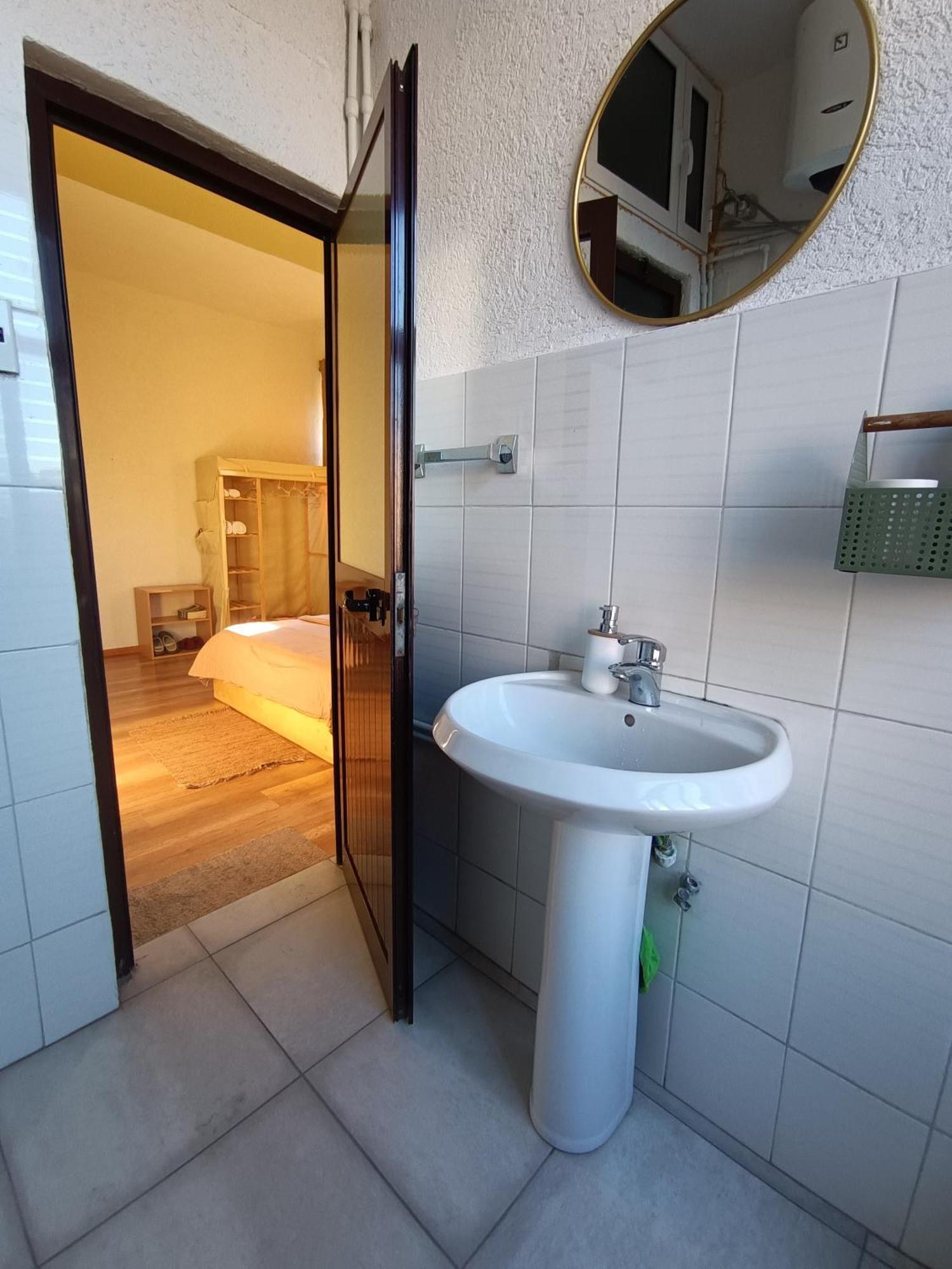 טיראנה Ex-Block District Charming Studio Apartment With Treeish Sorrounding View! מראה חיצוני תמונה